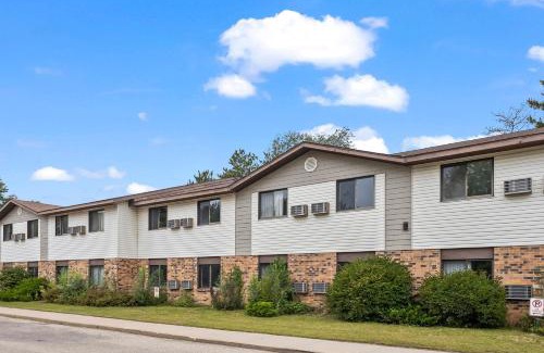 Wautoma Hotel | Wautoma Inn by OYO near Airport WI 73