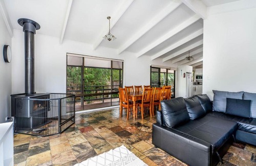 Inverloch Casa | Wavelength Free Wifi and Pet Friendly outside only