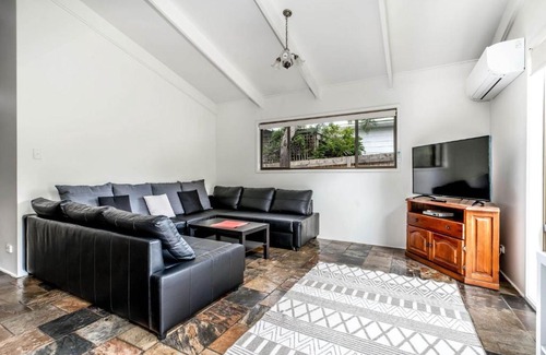 Inverloch Casa | Wavelength Free Wifi and Pet Friendly outside only