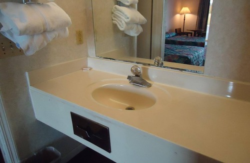 Hamptonville Hotel | Welborn Motel