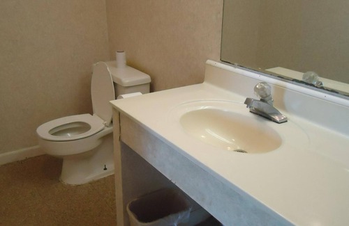 Hamptonville Hotel | Welborn Motel