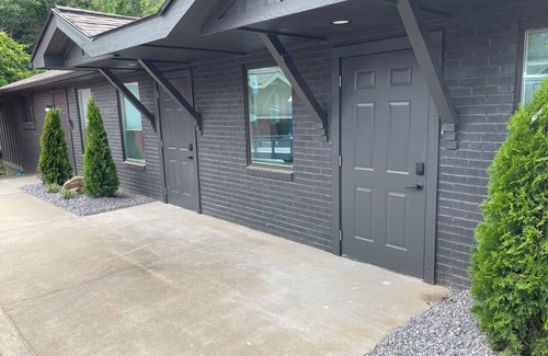 Woodfin Apartamento | Bienvenido a Beaver Lake Lodges / Recientemente renovado / Asheville NC / 302