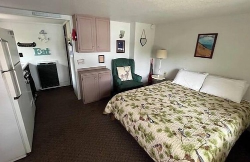 Gaylord Cabina | Welcome to Cottage 7 at Heart Lake Resort!