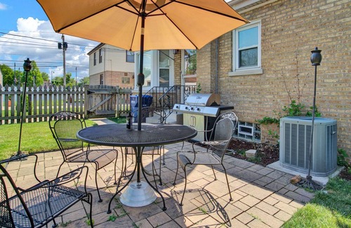 La Grange Park Casa | Welcome to our charming home!