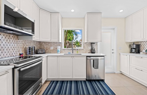 Poinsettia Heights Casa | Welcome to Pelican Landing, A Cozy Tropical Heated Pool Home!