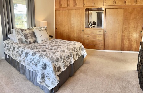 Bates Otro | Welcome to Stonehouse Farm where our guests are treated to quiet country living.