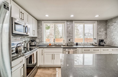 Eastside Casa | Welcome to the Safehouse! Modern remodeled 5 bedroom home in Tacoma duplex!