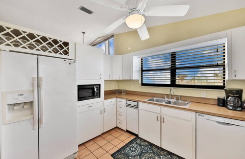 Vilano Beach Casa | Bienvenidos a Villa Rosa! Una escapada de 4 dormitorios y 3 baños frente al mar