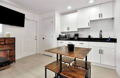 Daytona Beach Shores Hotel | Daytona FL Studio suite King bed kitchen walk in shower #11