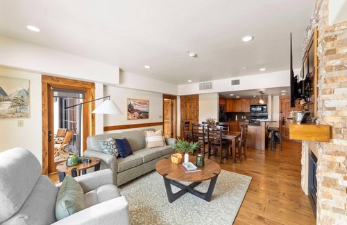 Tamarack Condominio | Welcoming Condo|Fireplace and Patio