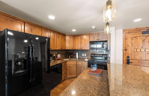 Tamarack Condominio | Welcoming Condo|Fireplace and Patio