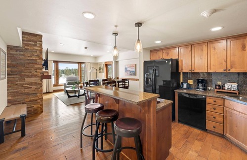 Tamarack Condominio | Welcoming Condo|Fireplace and Patio