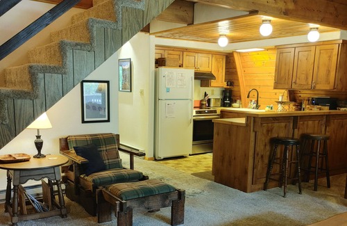 McCall Cabina | ¡NUEVO LISTADO! Casa rústica con grandes cubiertas y estufa de leña ubicada en el corazón de McCall