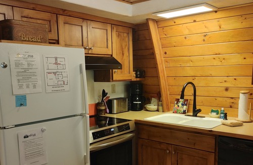 McCall Cabina | ¡NUEVO LISTADO! Casa rústica con grandes cubiertas y estufa de leña ubicada en el corazón de McCall