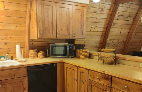 McCall Cabina | ¡NUEVO LISTADO! Casa rústica con grandes cubiertas y estufa de leña ubicada en el corazón de McCall