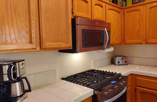 Elk Grove Casa | Well Appointed 2 Bedroom with Home Office in Elk Grove