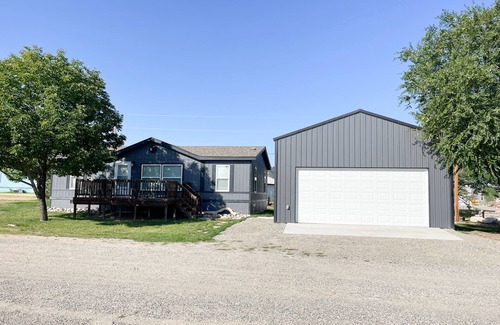 Fort Smith Casa | Well kept cozy home located right next to the Big Horn River and Yellowtail Dam