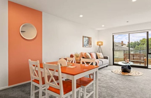 Mount Albert Casa | Well-styled Vibrant 2 Bed Home