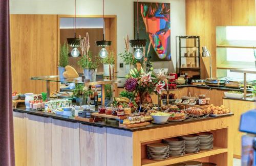 Maria Alm am Steinernen Meer Hotel | Wellness und Brunch Hotel MorgenZeit beheizter Naturpool mit Sandstrand Genuss Frühstück bis 13 Uhr Hochkönig Sommercard