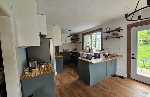 Asheville Cabaña | West Asheville Bungalow with fire pit & pet friendly!