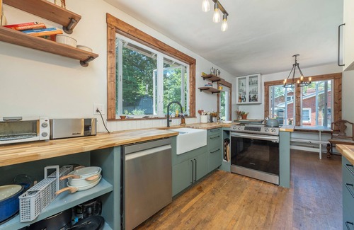 Asheville Cabaña | West Asheville Bungalow with fire pit & pet friendly!