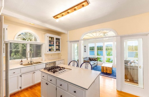 Lake Almanor West Casa | West Shore Lakefront Luxury Estate! Kayaks, Dock/Buoys, Exceptional Views!!!