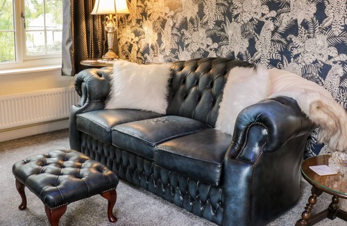 Full Sutton Cabaña | WEST WING APARTMENT, romantic, with hot tub in Stamford Bridge