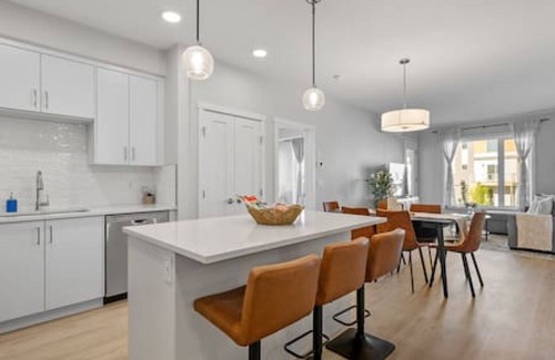 Southwest Calgary Apartamento | Western Nest |Bright 3BR 2BA | Trails+Near HWY