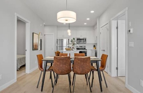 Southwest Calgary Apartamento | Western Nest |Bright 3BR 2BA | Trails+Near HWY