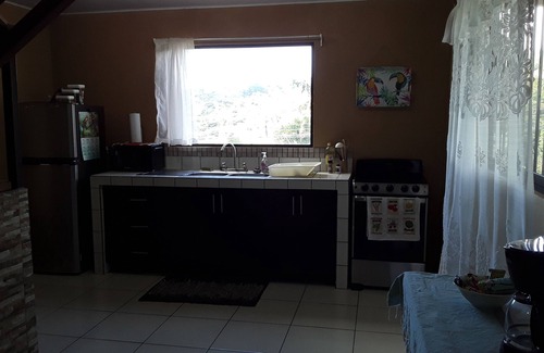 Grecia Casa | What A Retreat! In a pleasant neighborhood in the beautiful hills above Grecia.