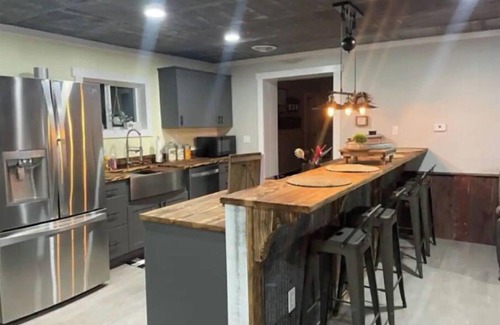 Stockdale Casa | Whiskey Rock Lodge- Hot Tub -sleeps up to 14