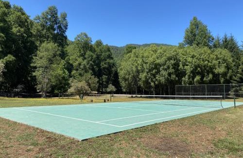 Caburgua Casa | White Cottage - Cabaña - Acceso directo a playa y cancha de tenis - Direct beach access and tenis court - Huincalafquen