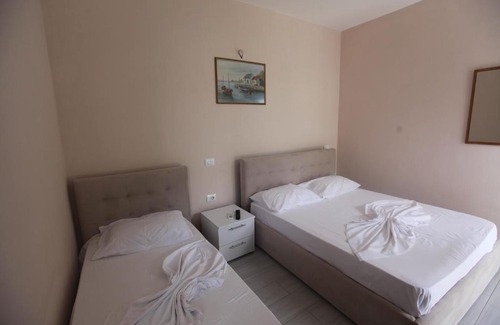 Qazim Pali Hotel | White Hotel