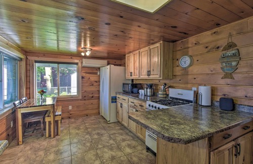 Weyauwega Cabaña | ¡NUEVO! White Lake Home con patio, pozo de fuego, muelle para botes.