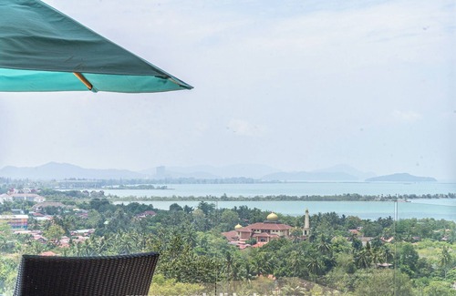 Kuala Teriang Villa | White Monkey Villa - Private Pool & Jacuzzi @Seaview