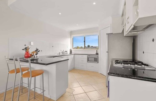 Torquay Casa | Whites Beachfront Retreat: Pet Friendly