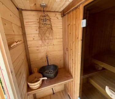 Bosgebied Hoenderloo Chalet De Esquí | Wild Flower Wellness met privé Sauna en Hottub in prachtige tuin met overkapping
