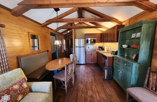 Franklin Cabina | Wildflower Hill Cabin