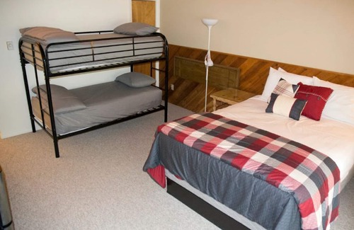 Salmon Cabina | Williams Lake Rustic Mountain Lodge & Hotel- sleeps 35