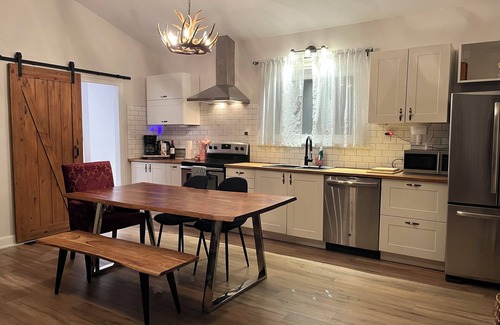 Georgina Cabaña | Willow Beach Renovated Cottage Retreat. Pet-Friendly!