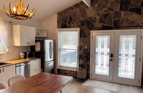 Georgina Cabaña | Willow Beach Renovated Cottage Retreat. Pet-Friendly!