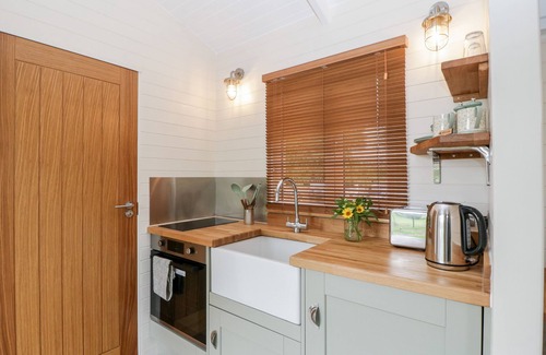 Kemble Cabaña | WILLOW, pet friendly, with a garden in Kemble