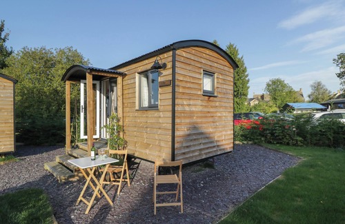 Kemble Cabaña | WILLOW, pet friendly, with a garden in Kemble