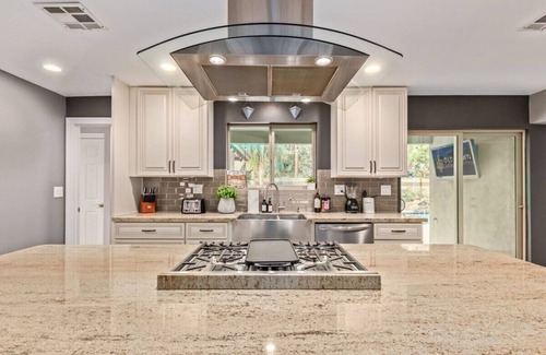 Village Grove Casa | Wilshire|2 Masters|Private Pool|5 Mins 2 Old Town