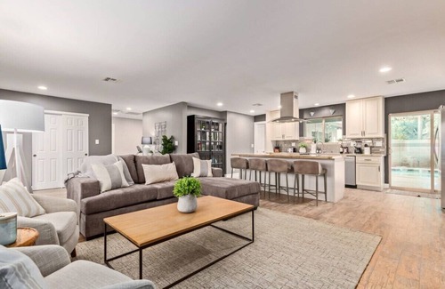 Village Grove Casa | Wilshire|2 Masters|Private Pool|5 Mins 2 Old Town