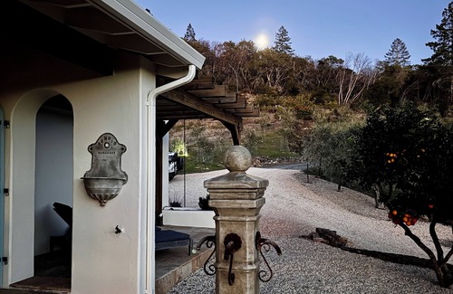 Glen Ellen Villa | Escapada provincial de Villa Gaia con viñedo y piscina en el corazón del país del vino.