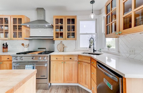 Newberg Casa | Wine Country Victorian - Two Kitchens - Walk to Town & Wineries