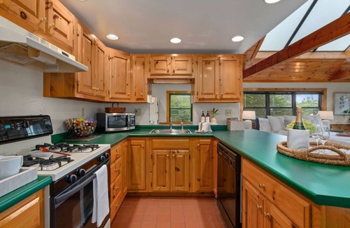 North Andover Apartamento | Winery Studio w/ Private Hot Tub,Fireplace,Tasting