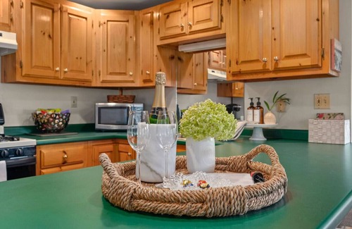 North Andover Apartamento | Winery Studio w/ Private Hot Tub,Fireplace,Tasting