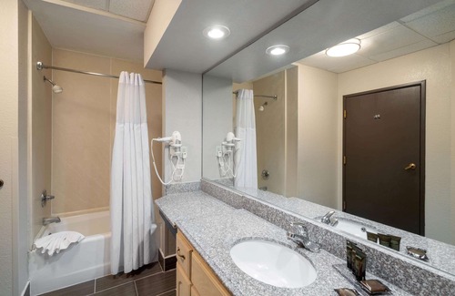 Ellendale Hotel | Wingate by Wyndham Memphis East